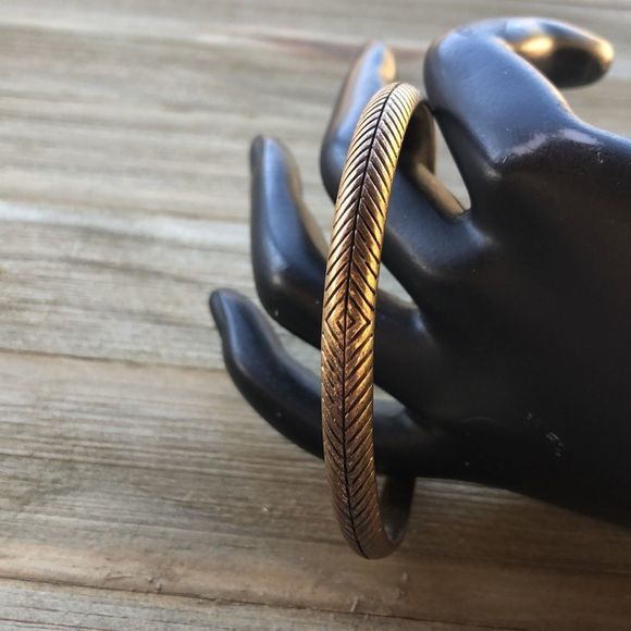 Lucky Brand Herringbone Patterned Antique Gold Tone Asymmetrical Bangle! EUC - Picture 6 of 12